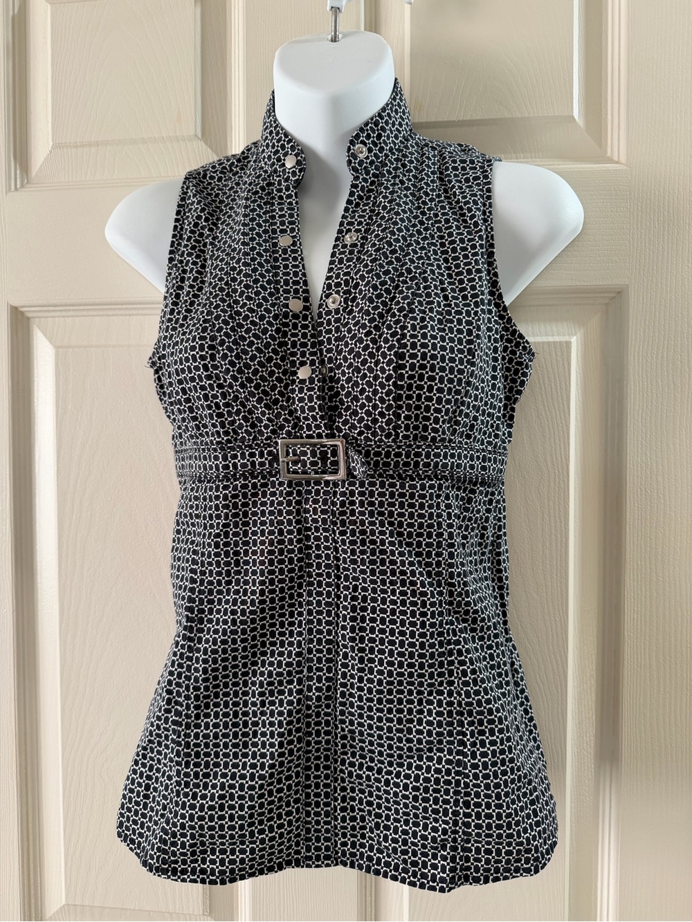 Express Sleeveless Belted Chain-Print Top - Black & White